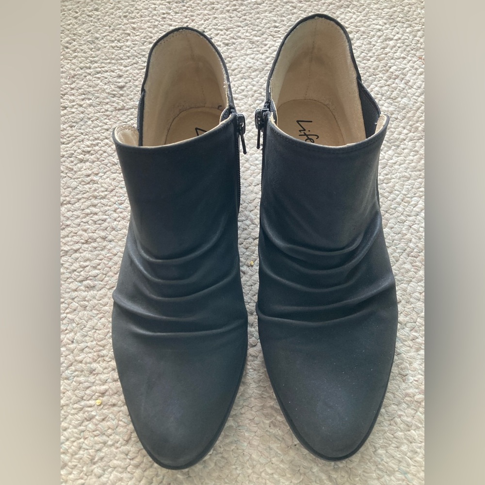 Aurora from LifeStride Velocity 2.0- size 10M. Black microsuede